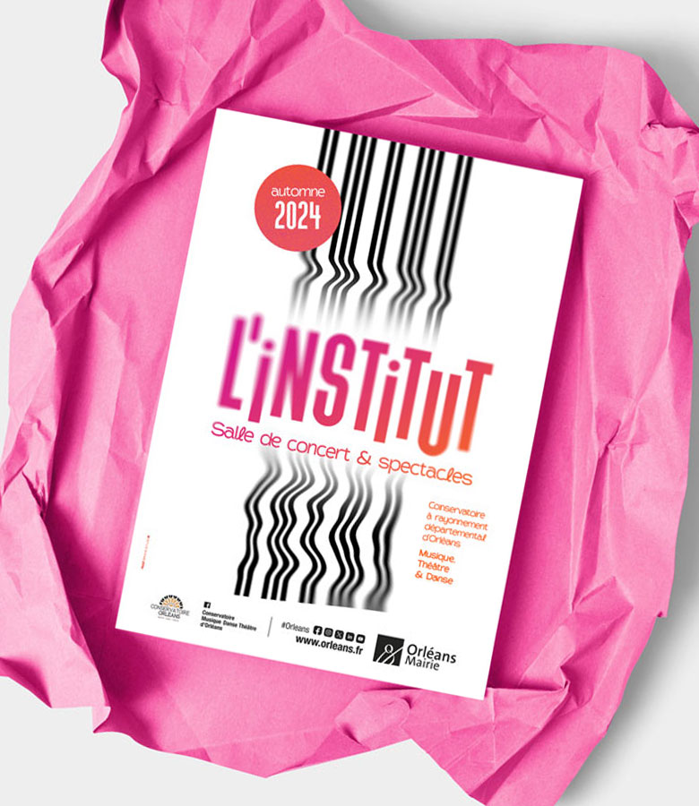 Couverture de la brochure de la salle de l'Institut disposé sur un papier kraft rose